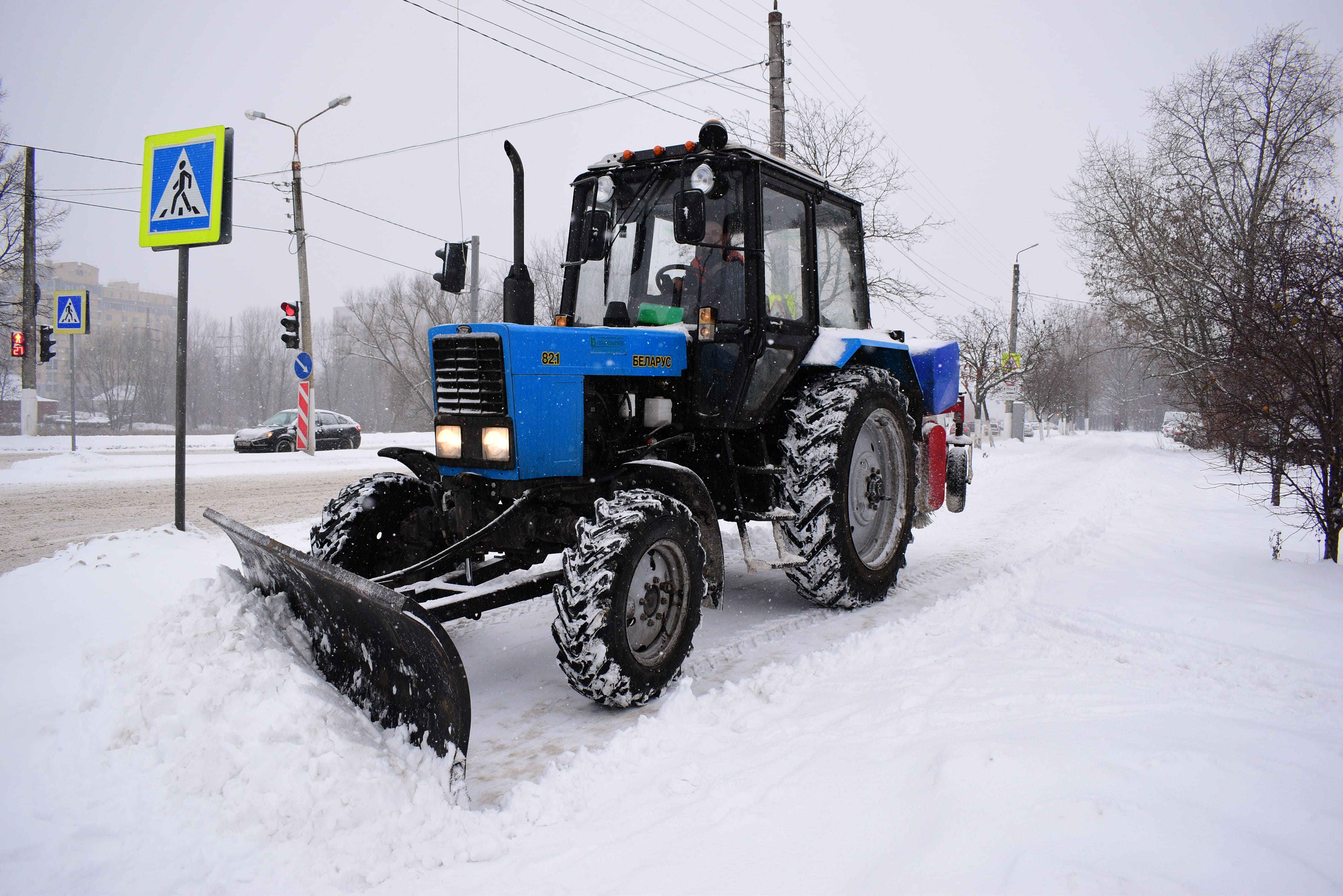 В Твери убирают снег и проводят противогололедную обработку дорог