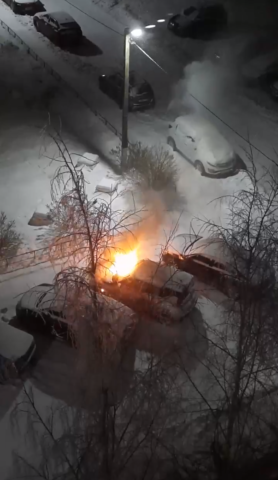 В городе Конаково ночью загорелась иномарка В городе Конаково ночью загорелась иномарка