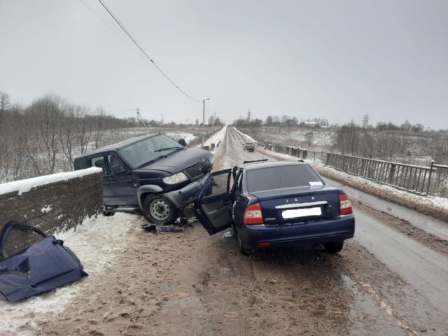 В Тверской области водитель Лады не справился с управлением и врезался в УАЗ