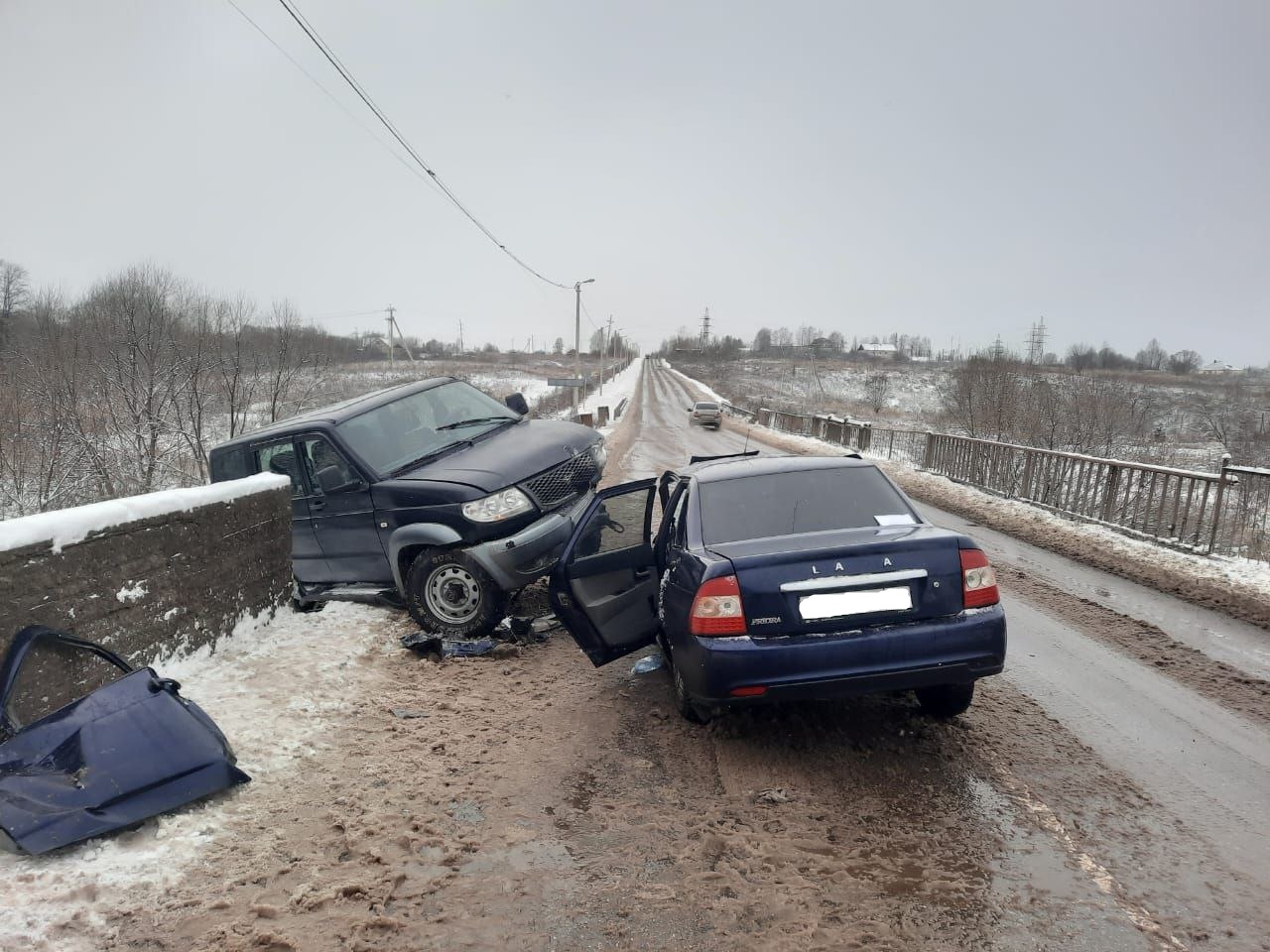 В Тверской области водитель Лады не справился с управлением и врезался в УАЗ