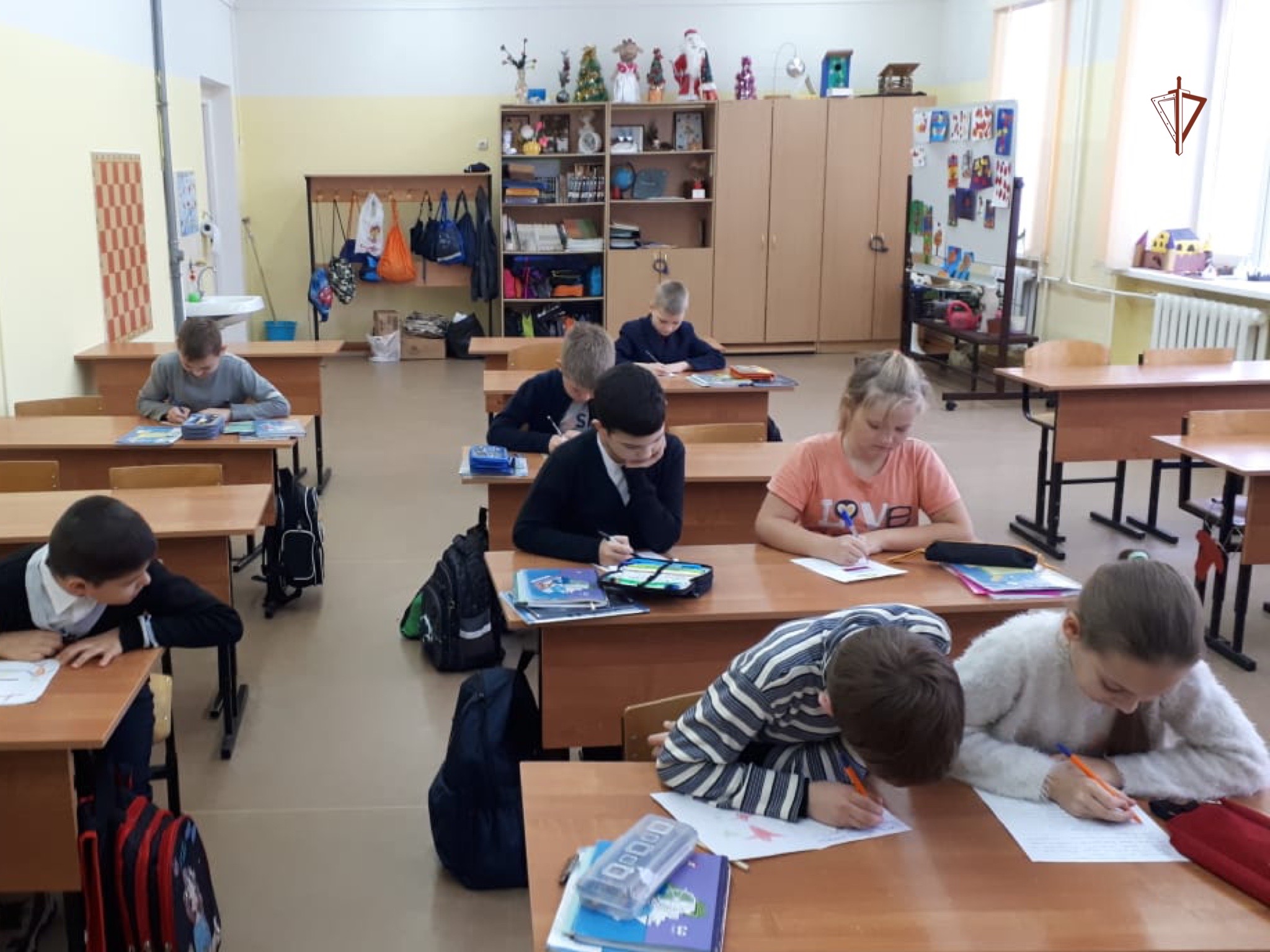 Для росгвардейцев, участвующих в спецоперации, школьники из Тверской области отправили письма с посылками