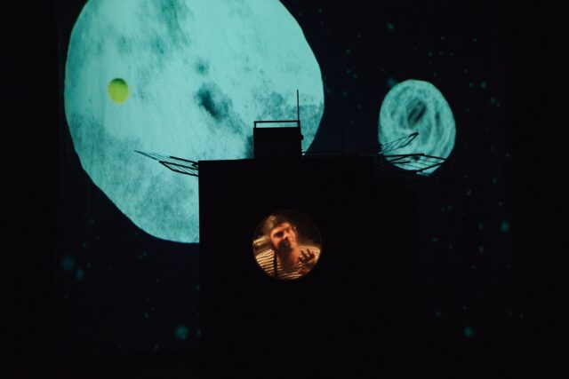 Спектакль "Космос. Мама. Я" покажут в Тверском театре юного зрителя