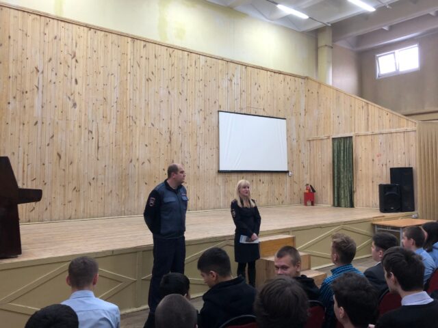 Сотрудники Госавтоинспекции и ПДН провели беседу с восьмиклассниками Сотрудники Госавтоинспекции и ПДН провели беседу с восьмиклассниками