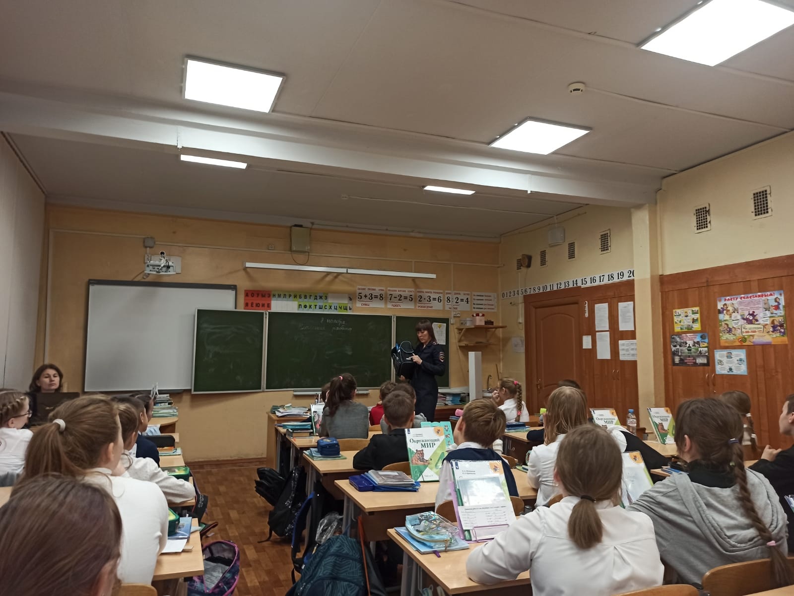 Сотрудники ГИБДД напомнили тверским школьникам правила дорожного движения