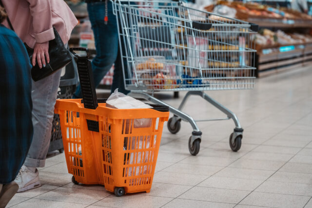 В Торопце голодный мужчина украл из магазина бутылку с алкоголем и чипсы