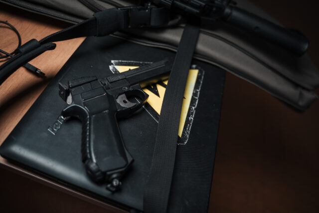 В Тверской области мужчина пытался остановить автомобиль с помощью пистолета Житель Твери нашел пистолет с патронами и сдал его в Росгвардию