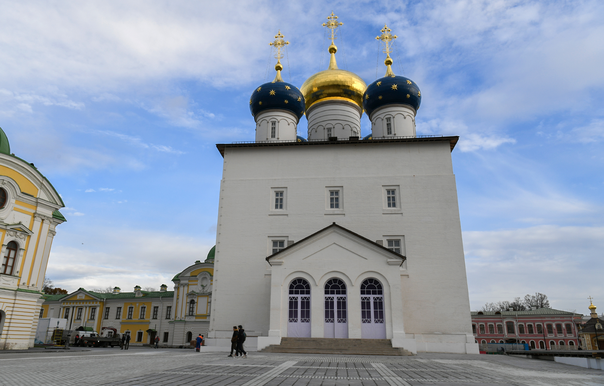 Игорь Рудень проинспектировал ход благоустройства Соборной площади в Твери