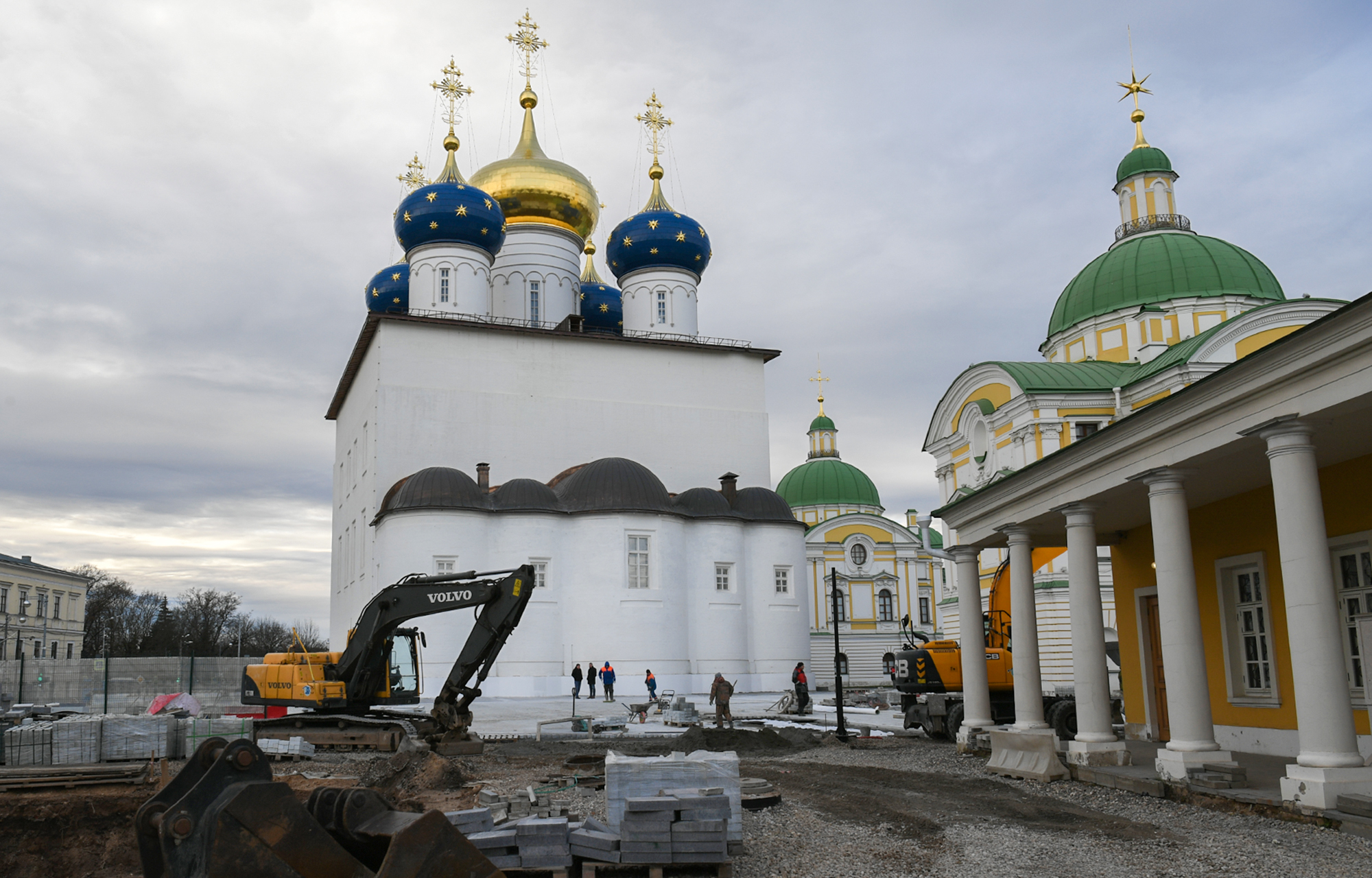 Игорь Рудень проинспектировал ход благоустройства Соборной площади в Твери