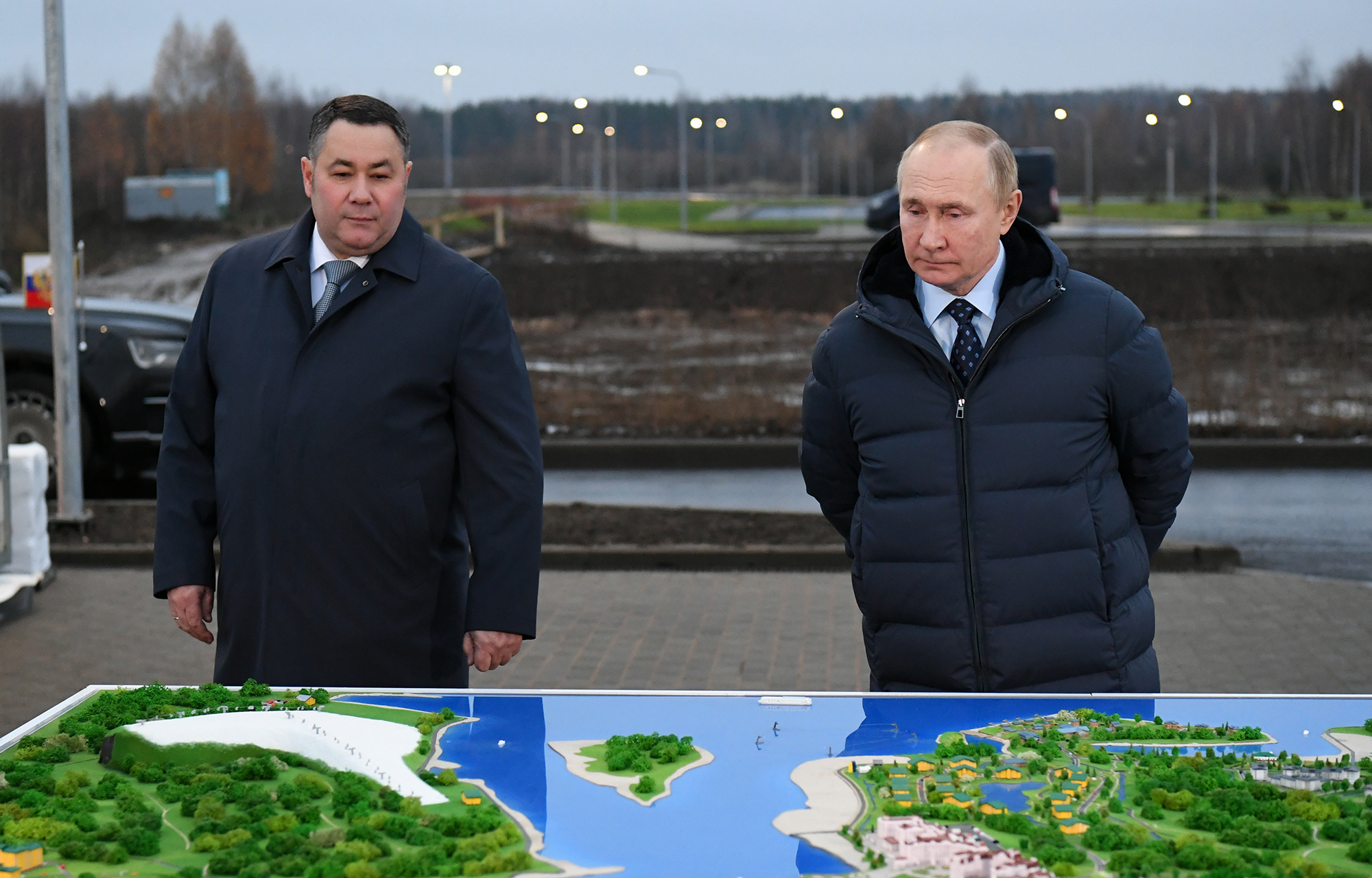 Владимир Путин осмотрел стройплощадку нового речного порта в Тверской области