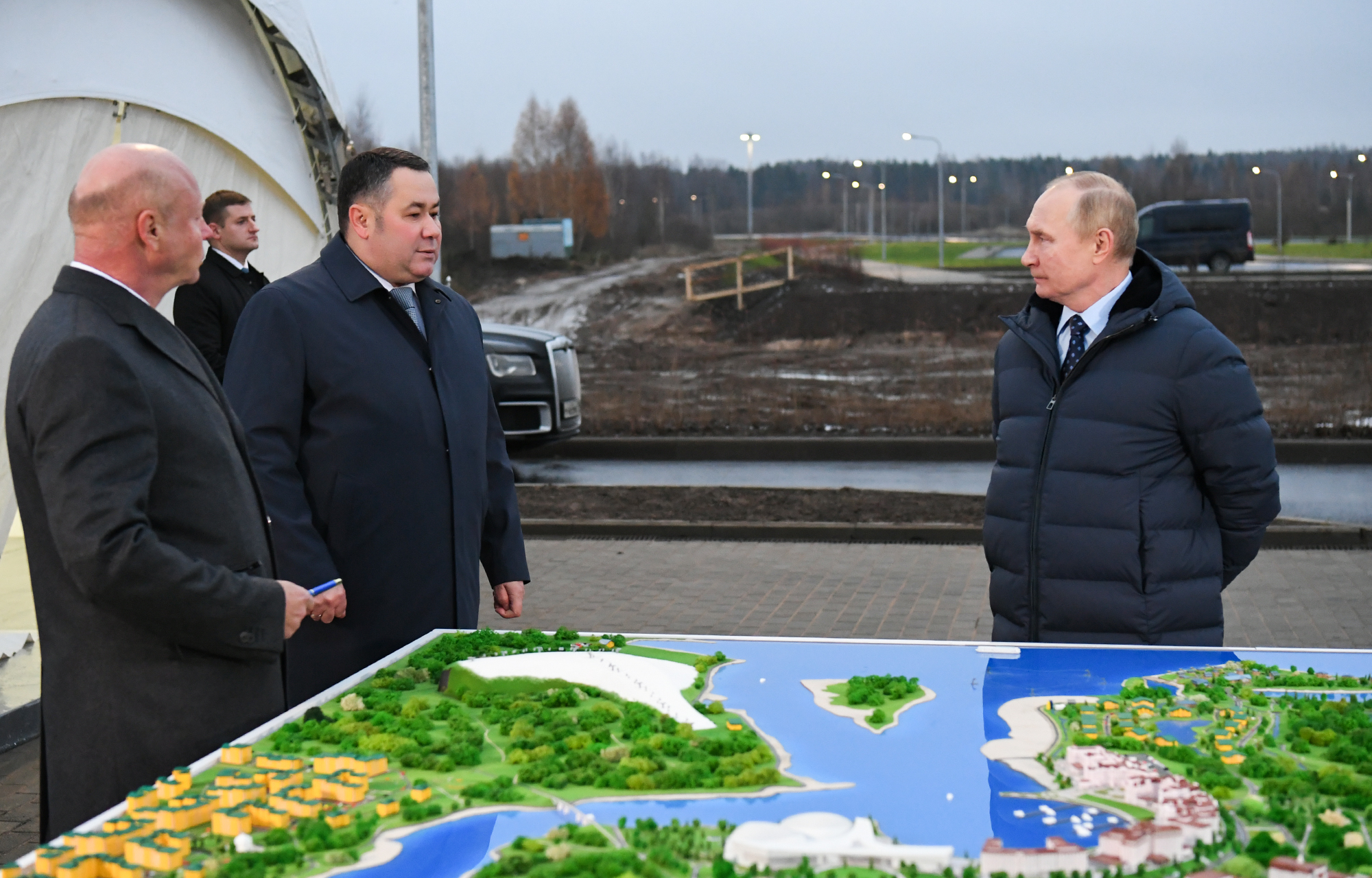 Владимир Путин осмотрел стройплощадку нового речного порта в Тверской области