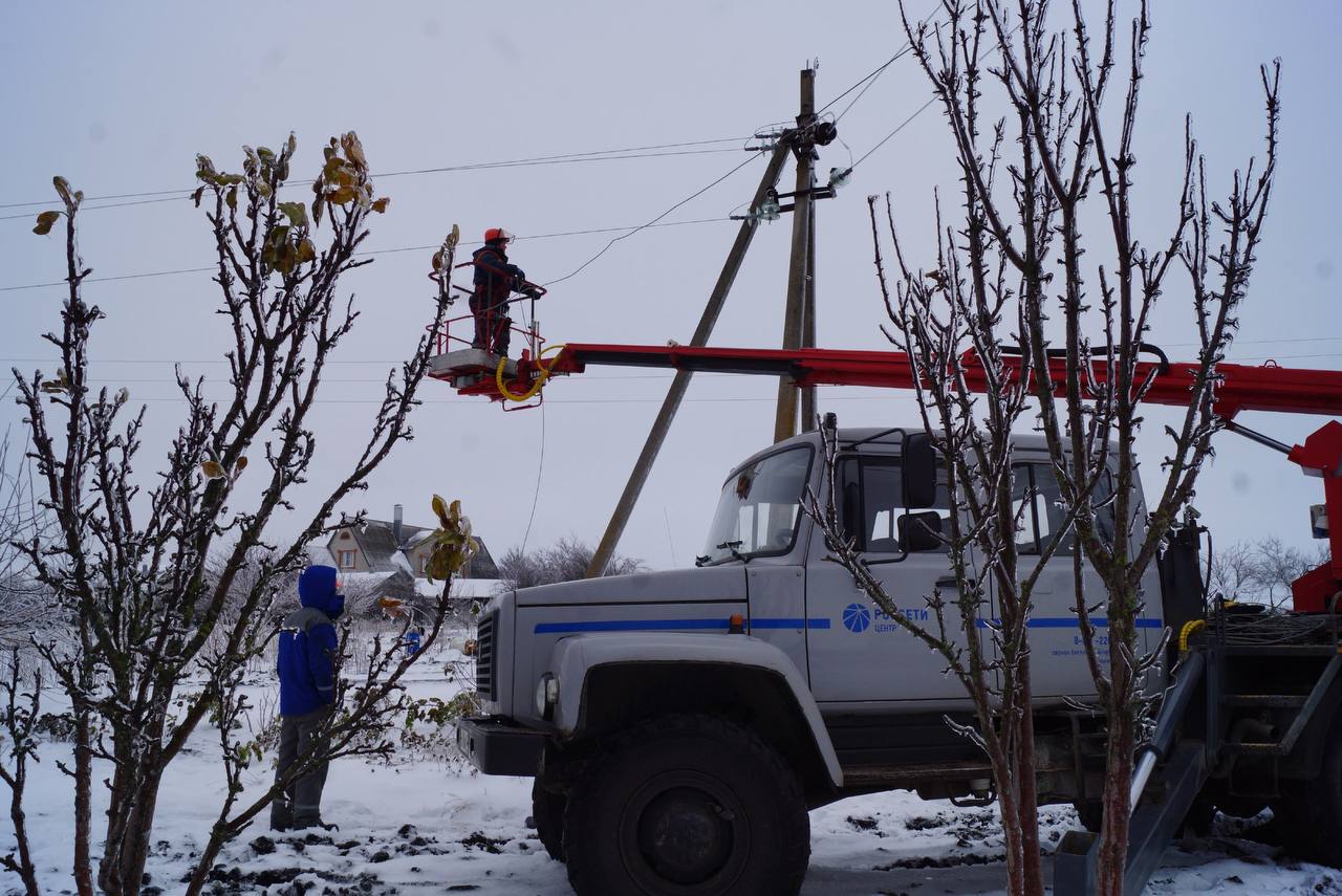 Энергетики в круглосуточном режиме восстанавливают электроснабжение в регионах ЦФО и ПФО Энергетики в круглосуточном режиме восстанавливают электроснабжение в регионах ЦФО и ПФО