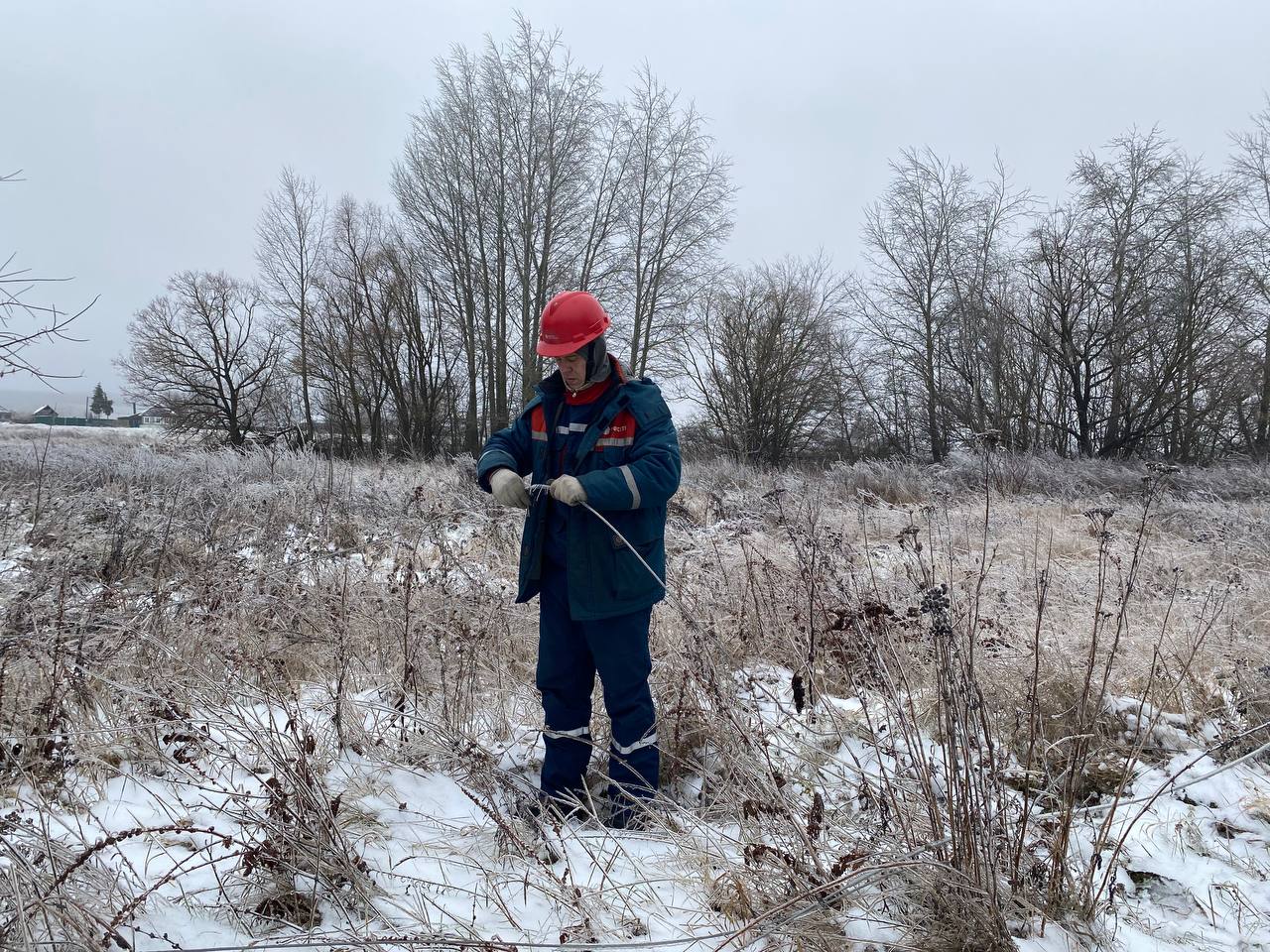 Энергетики в круглосуточном режиме восстанавливают электроснабжение в регионах ЦФО и ПФО