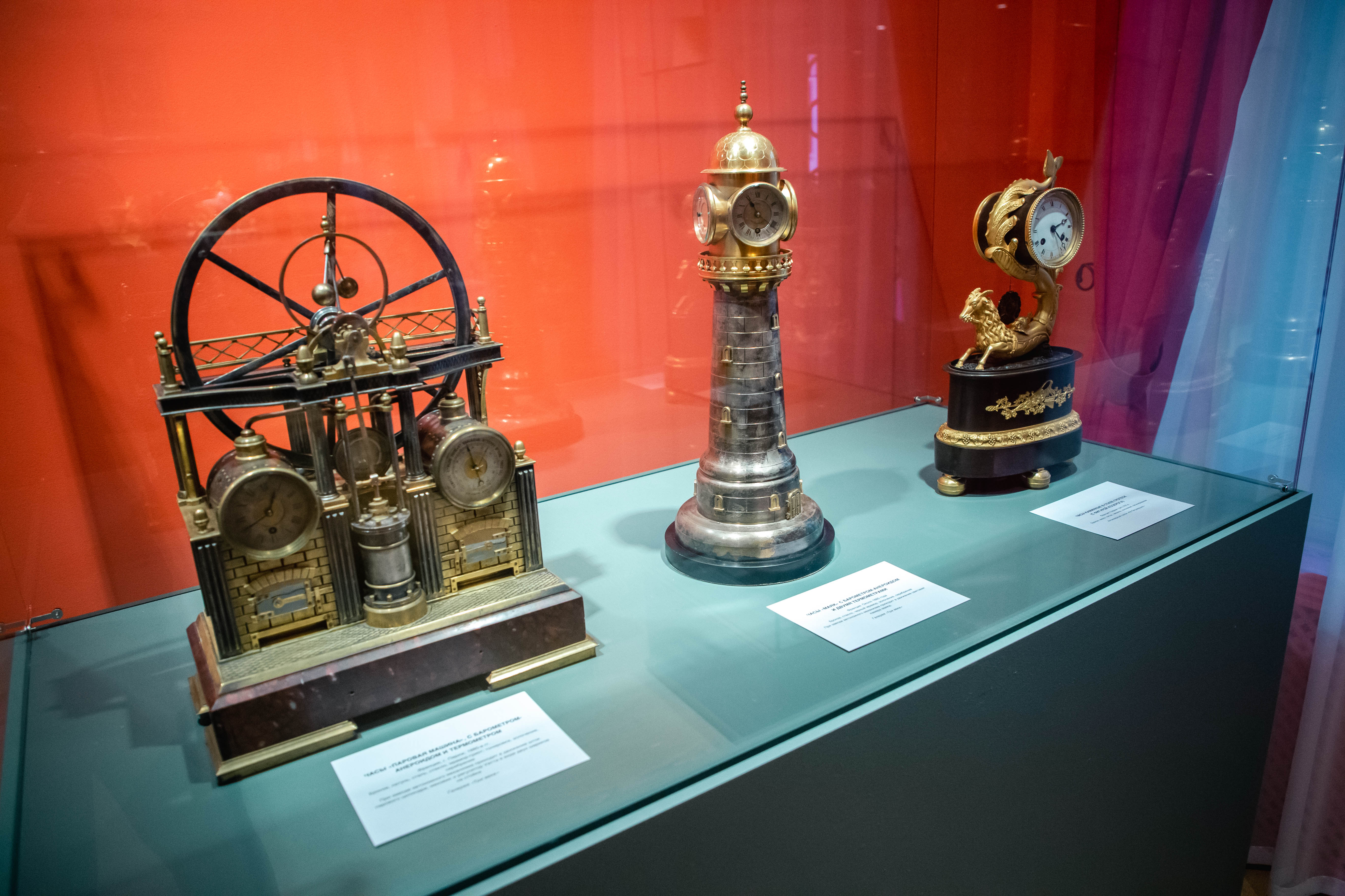 Вне времени: В Тверском императорском дворце открылась выставка антикварных часов