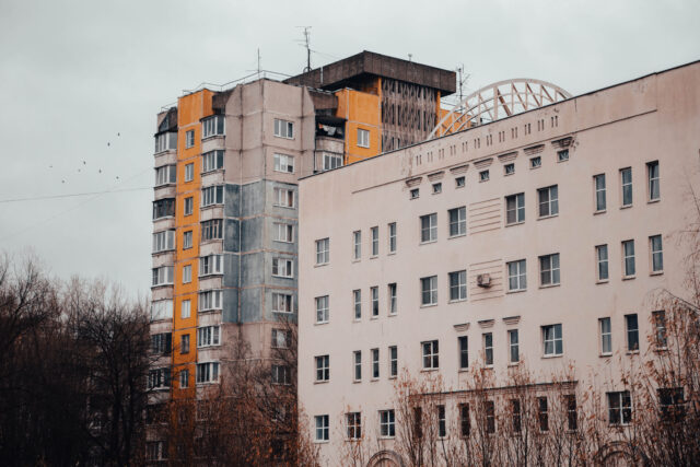 В Твери девушка упала с высотки и разбилась