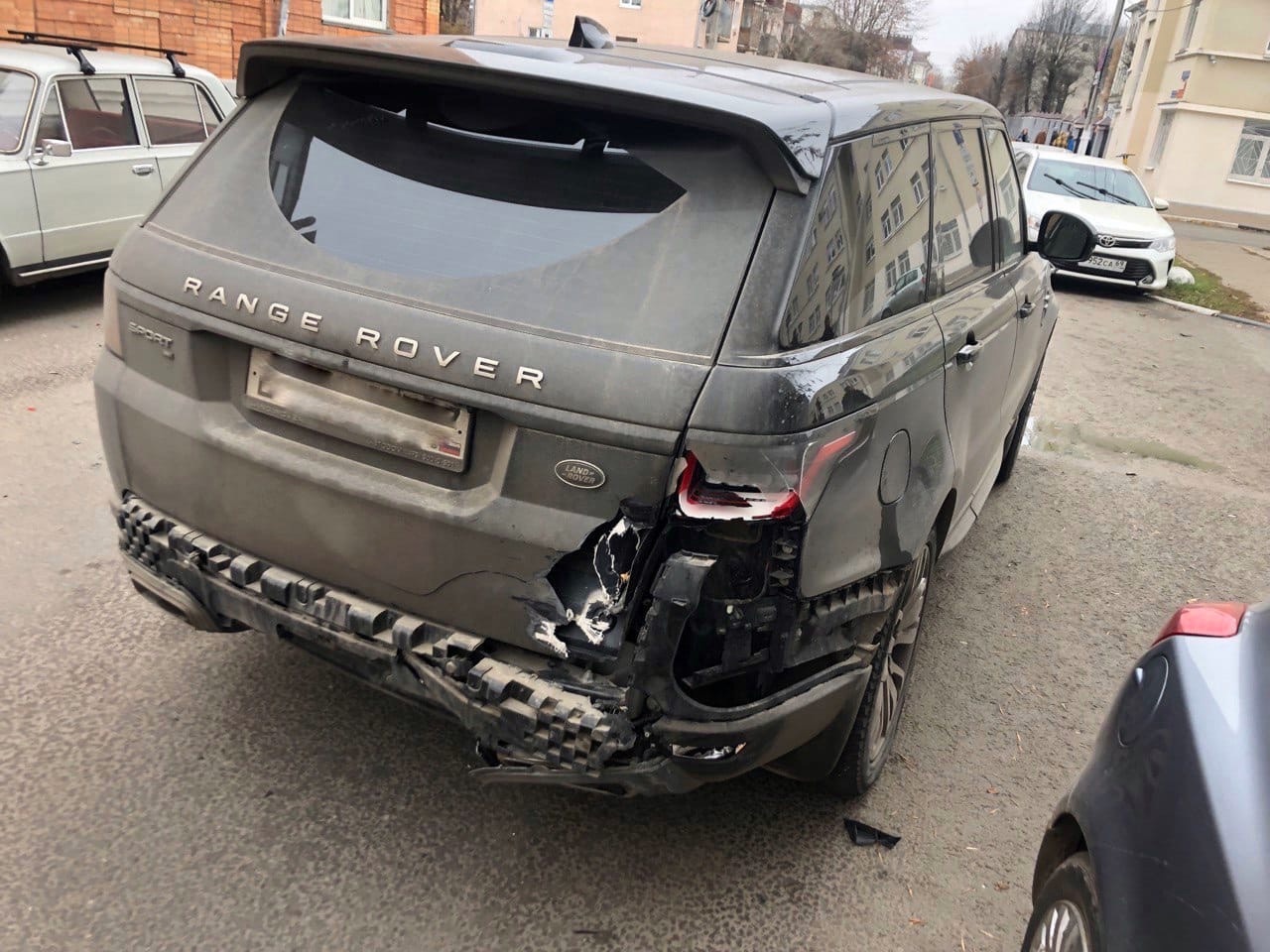 В центре Твери столкнулись две иномарки