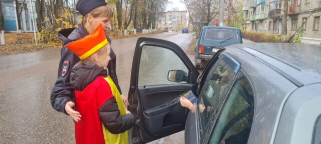 Сотрудники ГИБДД рассказали школьникам Бологовского района о важности световозвращателей