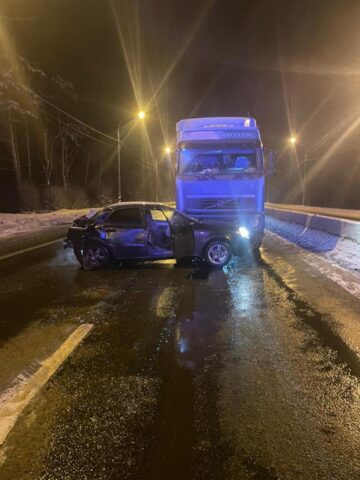Легковушка и фура столкнулись на трассе М-10 под Тверью