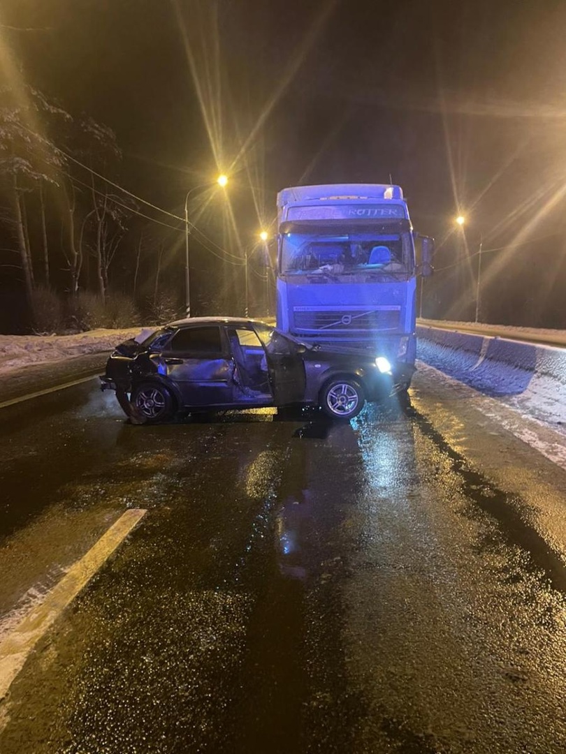 Легковушка и фура столкнулись на трассе М-10 под Тверью