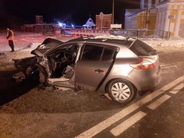 В Тверской области иномарка протаранила Камаз