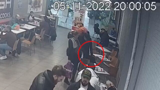 В Твери посетитель кафе перед уходом захватил с собой чужую куртку В Твери посетитель кафе перед уходом захватил с собой чужую куртку