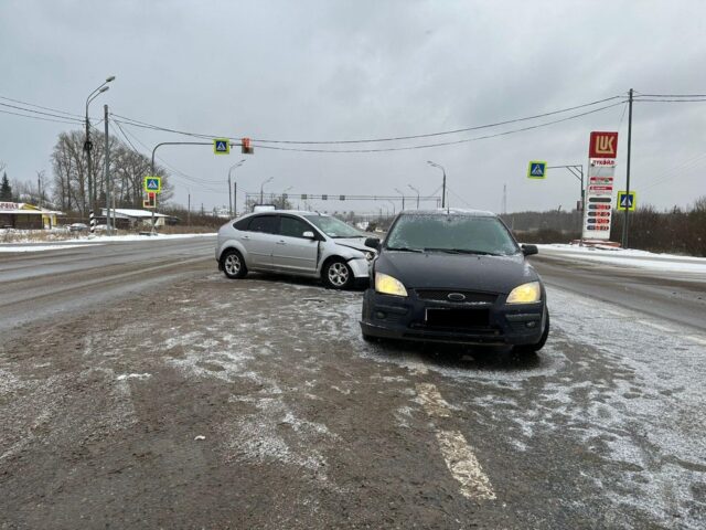 Два Форда столкнулись на трассе М-10 в Тверской области Два Форда столкнулись на трассе М-10 в Тверской области