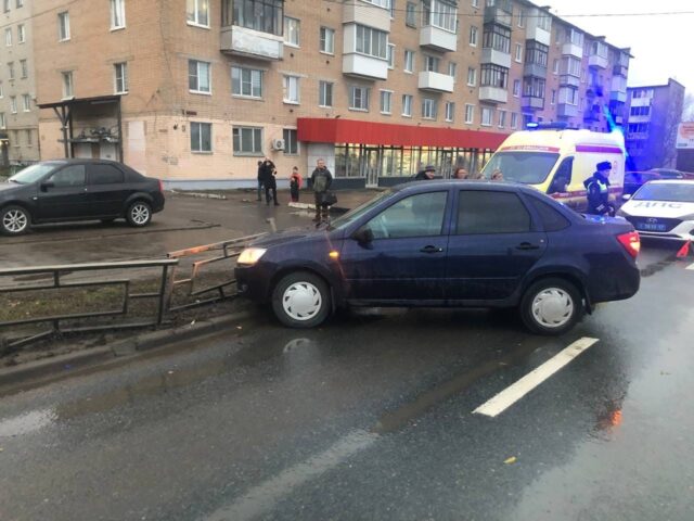 В Твери легковушка врезалась в ограждение В Твери легковушка врезалась в ограждение