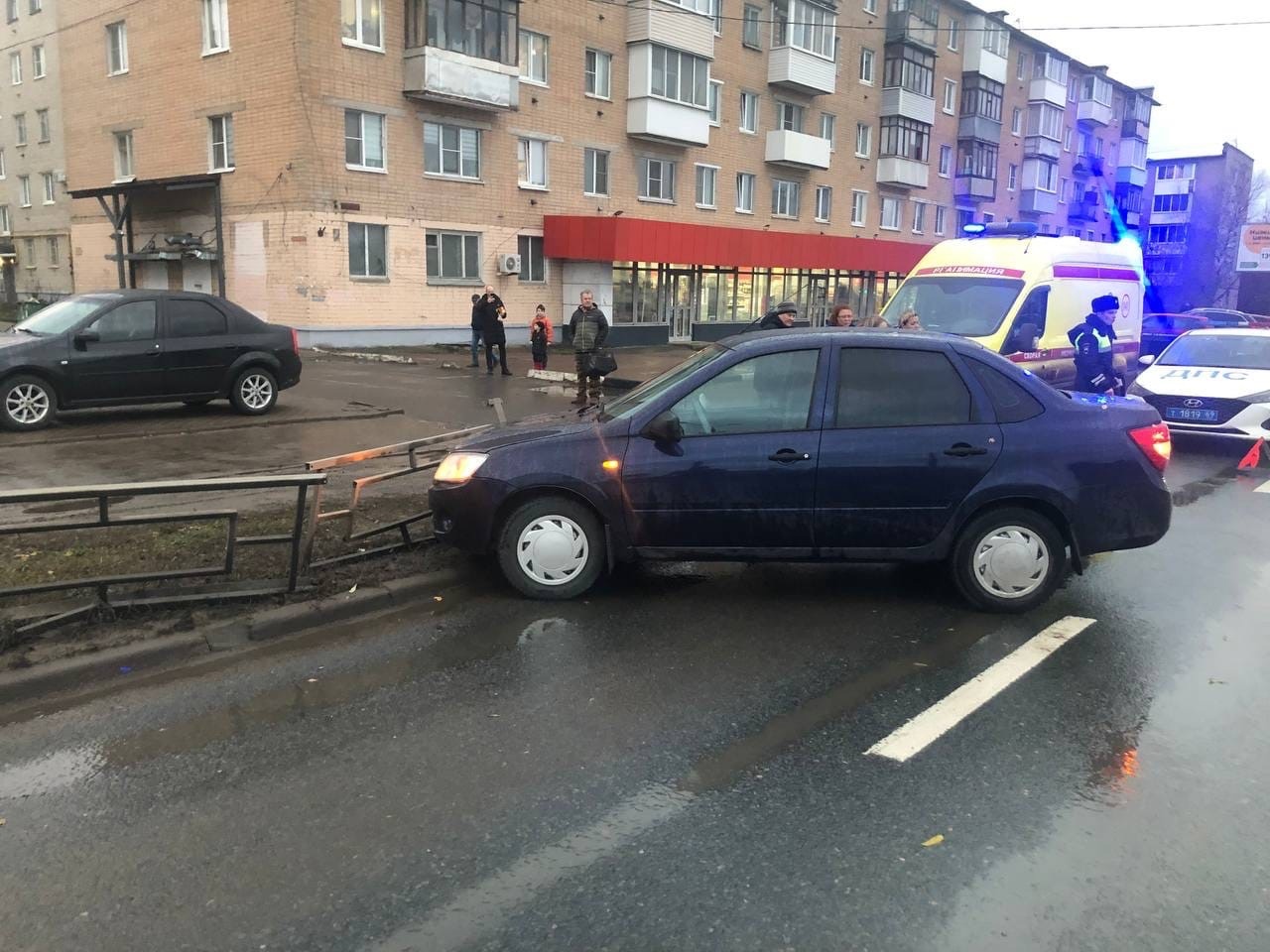 В Твери легковушка врезалась в ограждение