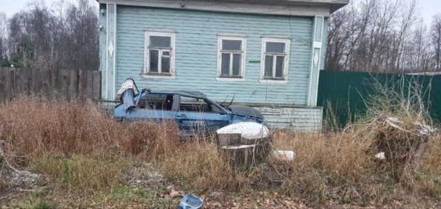 В Тверской области автомобилист съехал с дороги и врезался в дерево