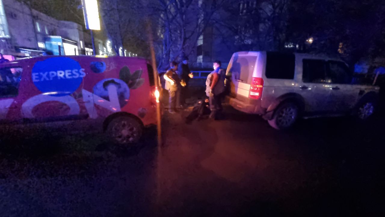 В Твери при движении назад автомобиль сбил пенсионера