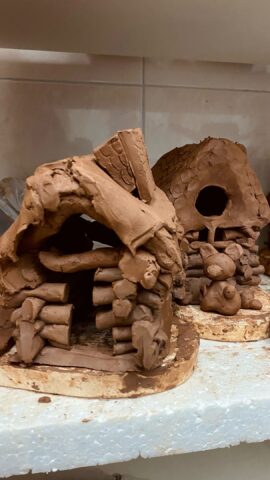 В городе Нелидово воспитанники семейного центра сделали сувениры на занятии в студии керамики.