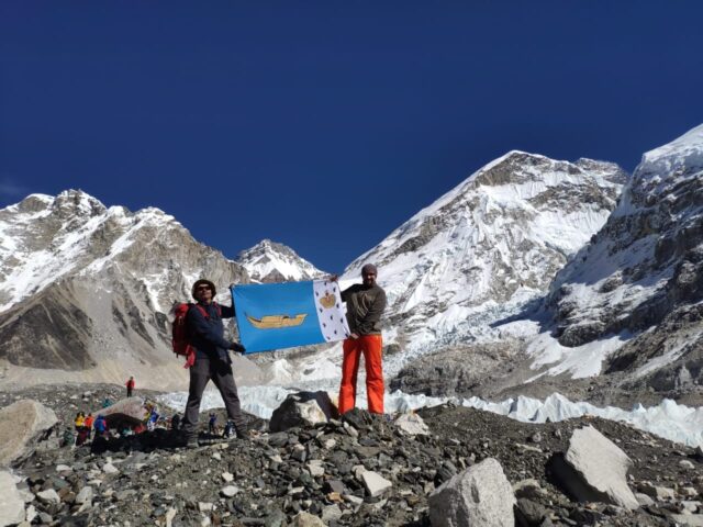 Путешественник в горах Непала развернул флаг Вышнего Волочка