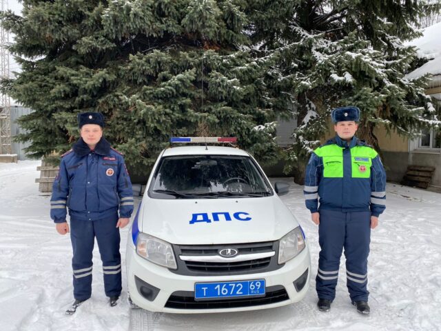 В Тверской области сотрудники ГИБДД помогли ребёнку вернуться домой