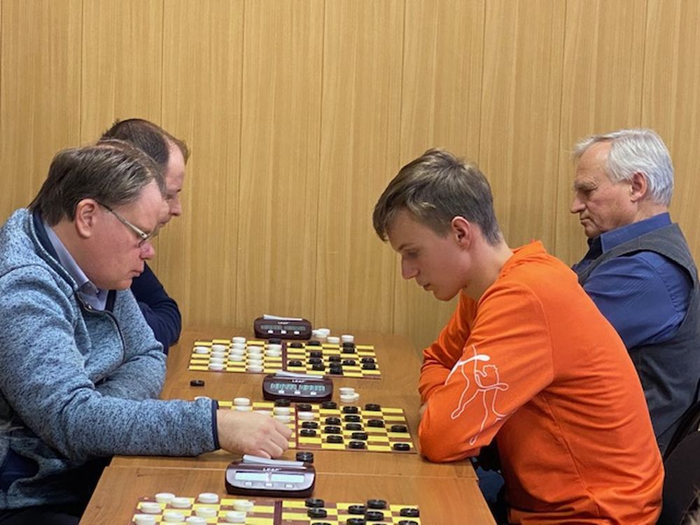 Школьник против гроссмейстера: в Твери прошёл чемпионат по стоклеточным шашкам