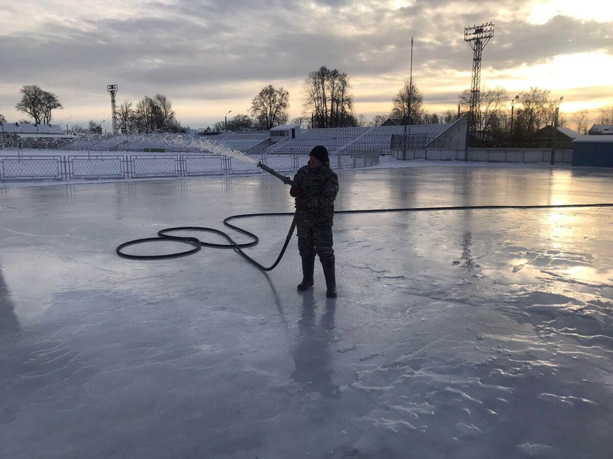 В Вышневолоцком округе начали заливать катки