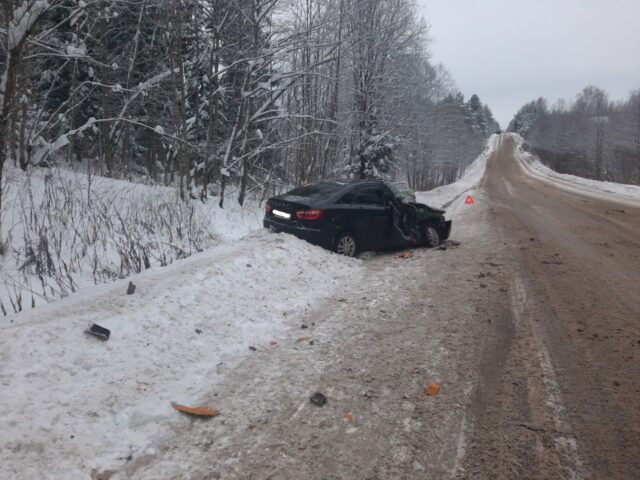В Тверской области легковой автомобиль столкнулся с КАМАЗом