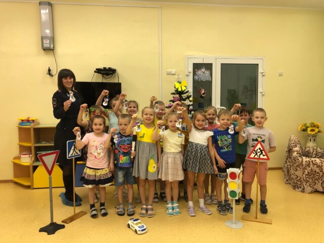 «Полицейский снеговик» пришел в гости к тверским дошкольникам «Полицейский снеговик» пришел в гости к тверским дошкольникам