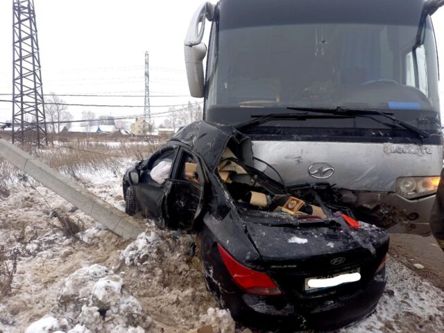 В Твери женщина за рулем иномарки погибла в лобовом столкновении с автобусом
