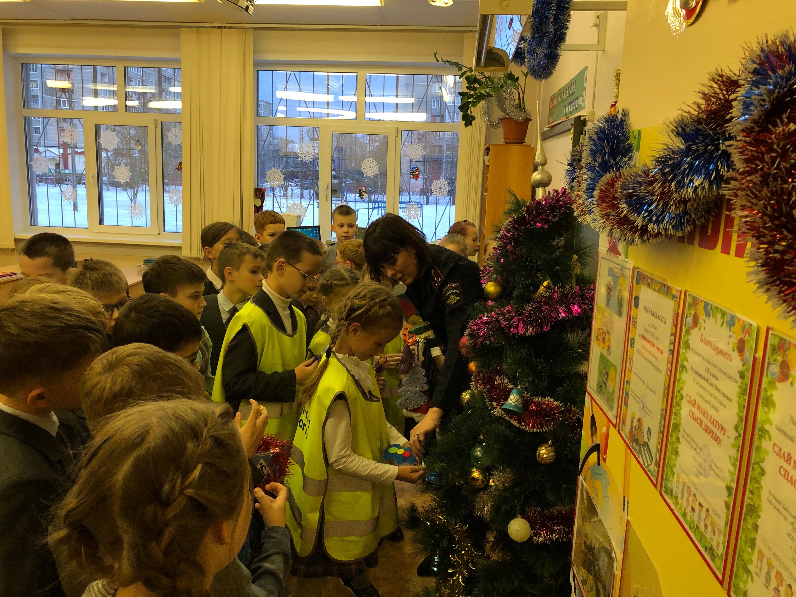 Тверские школьники нарядили «Елку безопасности»