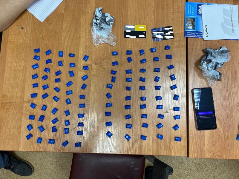 В Твери у 17-летнего подростка изъяли 100 свертков с наркотиками