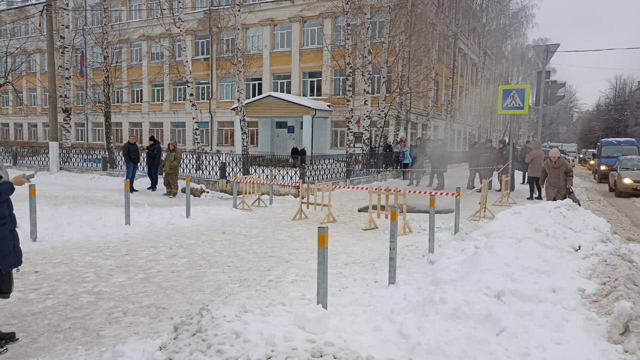 Мужчина провалился в яму с кипятком у школы в Твери