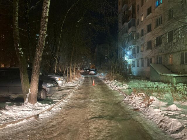 В одном из дворов Твери автомобиль наехал на пешехода