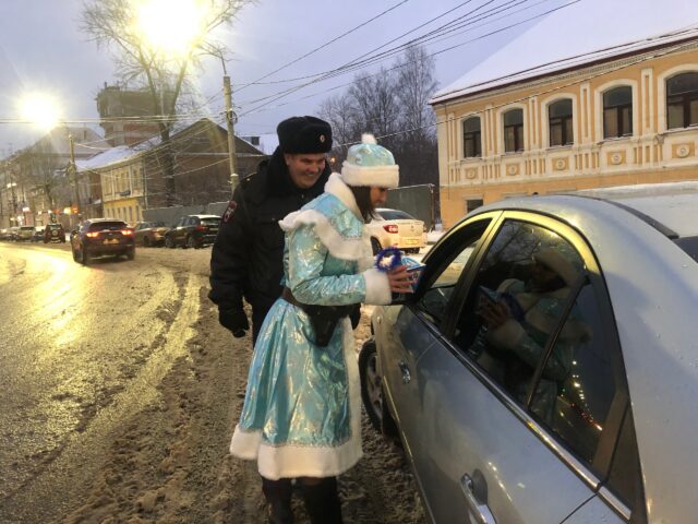 Тверских водителей поздравили с наступающим Новым годом