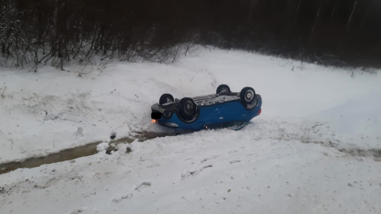 В Тверской области на М-9 опрокинулась легковушка