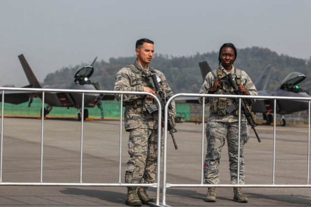 Защитить от защитников: американцы становятся возмутителями спокойствия в Корее Защитить от защитников: американцы становятся возмутителями спокойствия в Корее