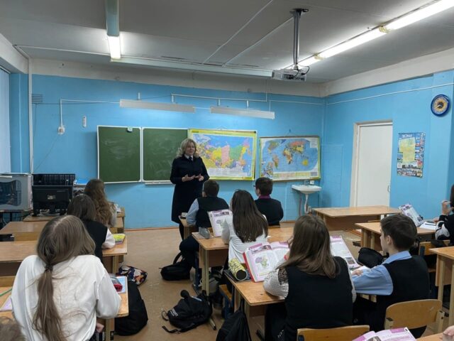 Удомельским школьникам провели «Урок безопасного поведения на дороге»