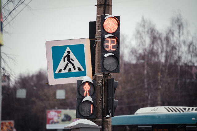 В Твери иномарка сбила пешехода, перебегавшего дорогу в неположенном месте
