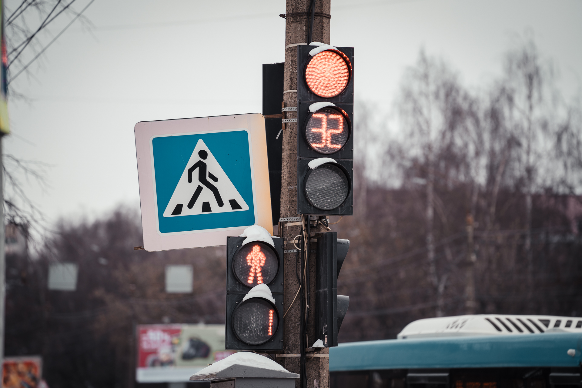 В Ржеве полицейские силой увели пешехода с проезжей части В Твери иномарка сбила пешехода, перебегавшего дорогу в неположенном месте