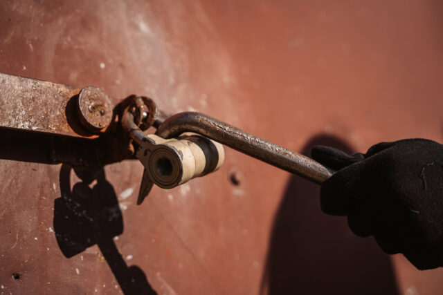 В Тверской области мужчина украл спиннинги из хозяйственной постройки В Твери рецидивист обокрал гараж