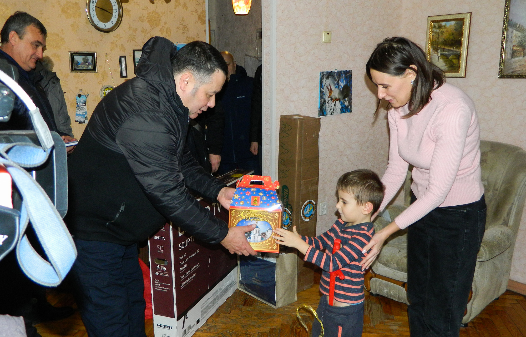 Игорь Руденя в Запорожской области лично вручил новогодний подарок участнику акции «Елка желаний» Игорь Руденя в Запорожской области лично вручил новогодний подарок участнику акции «Елка желаний»