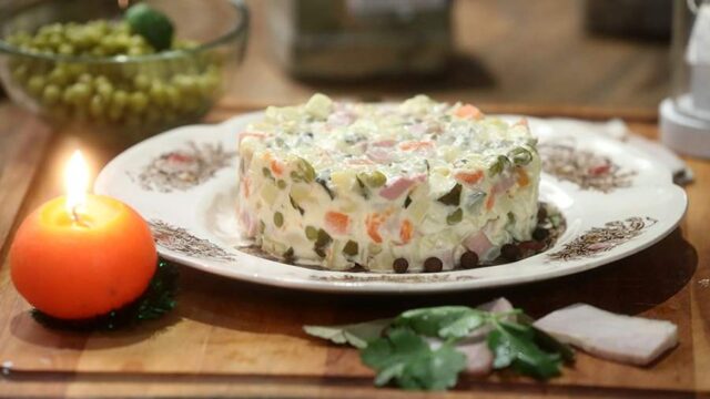 Жителей Тверской области предупреждают об опасности переедания на Новый год